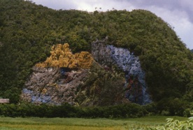 Mogote dos hermanas sur les flancs duquel une fresque murale de 120 m de haut et 180 m de large repr&eacute;sente l'&eacute;volution de l'homme